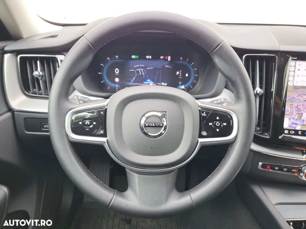Volvo XC 60 B5 AT AWD MHEV Plus Dark - 16