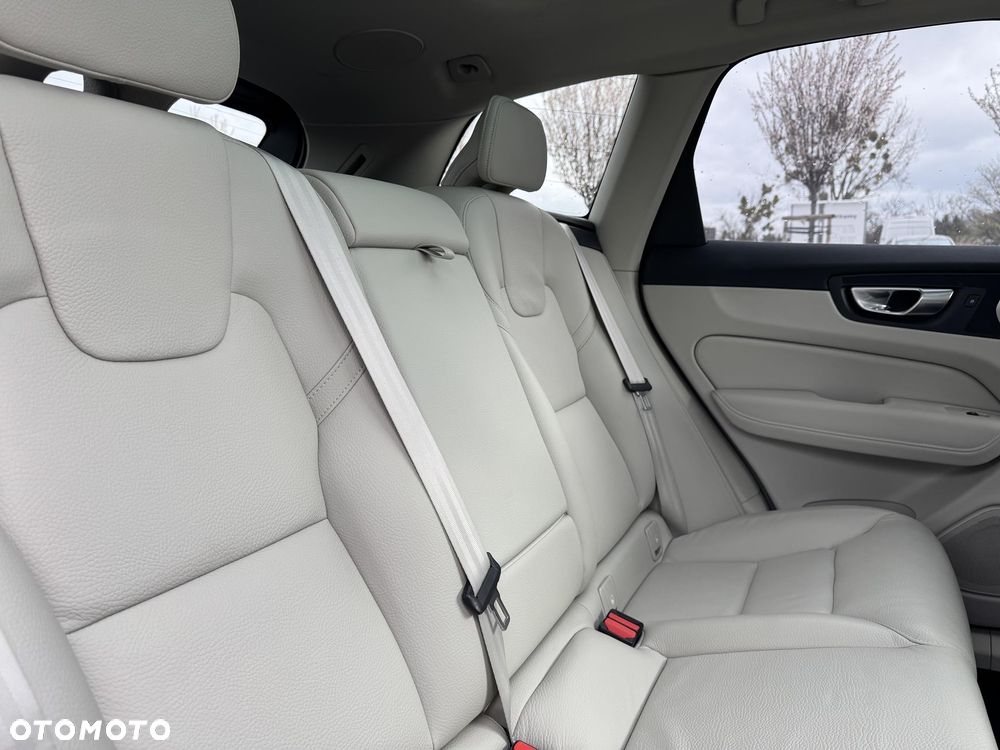 Volvo XC 60 B5 D AWD Plus Dark - 15