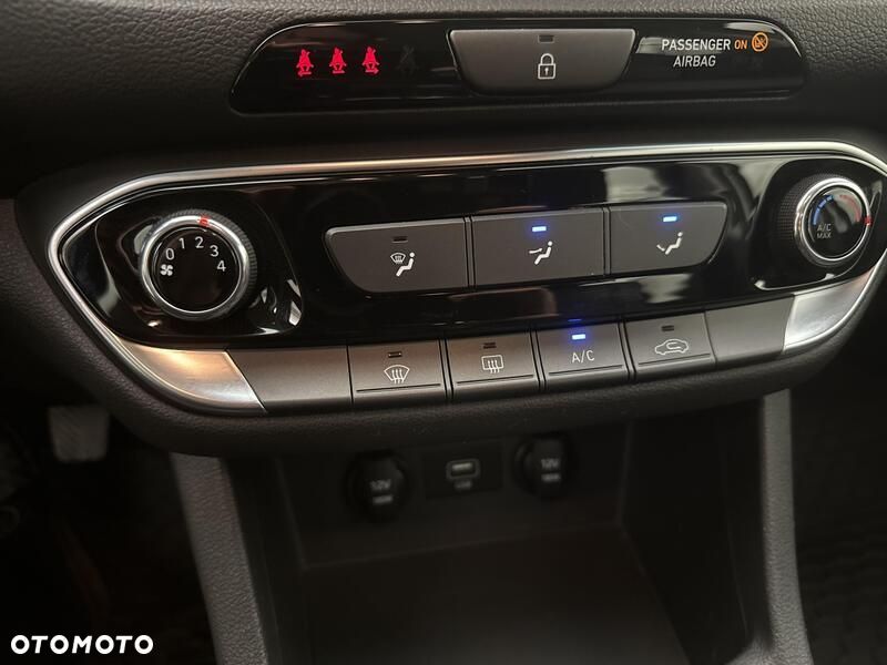 Hyundai i30 1.5 DPI Classic + - 16