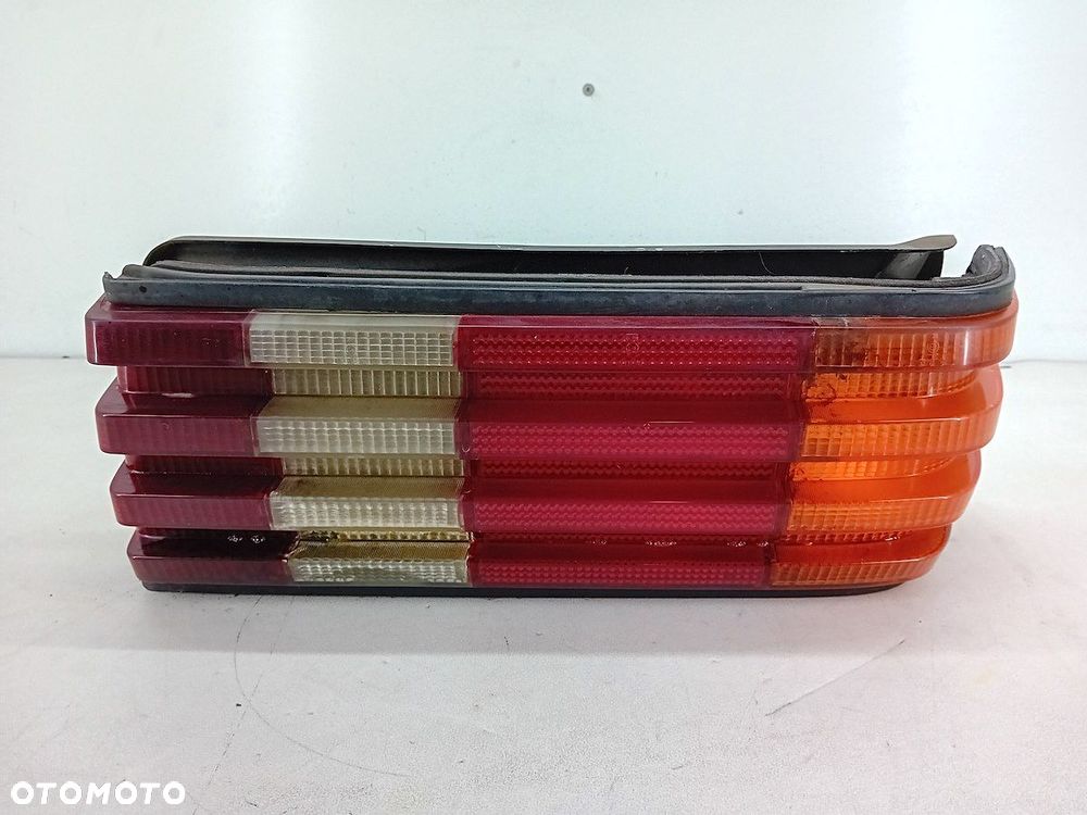 LAMPA TYLNA PRAWA MERCEDES-BENZ W126 (79-91) SEDAN - 1