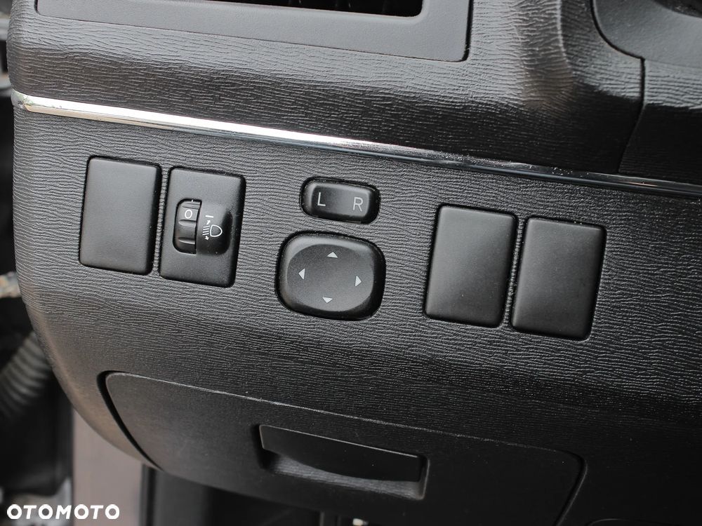 Toyota Avensis 1.8 Premium MS - 24