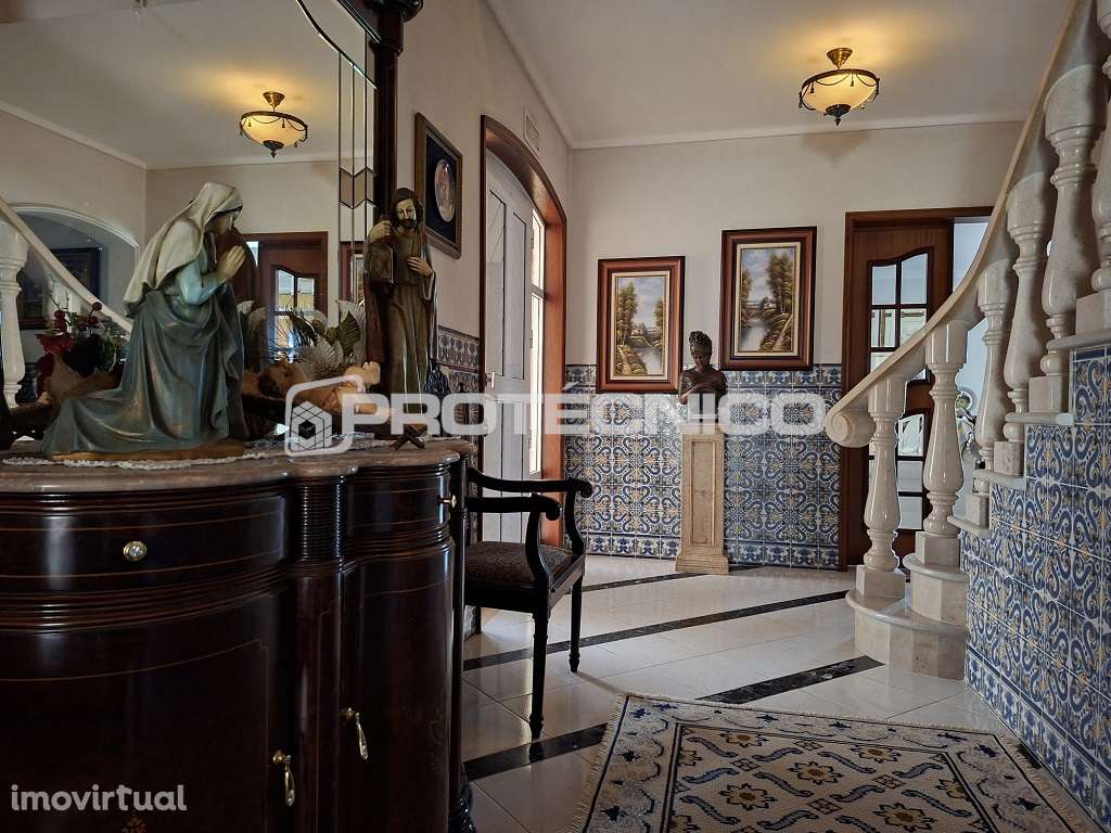 Moradia T6: Conforto e Versatilidade com Jardim e Garagem - Grande imagem: 5/45