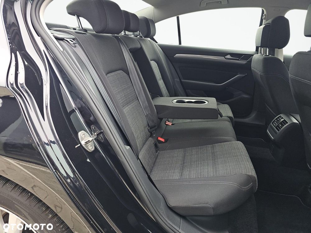 Volkswagen Passat - 33
