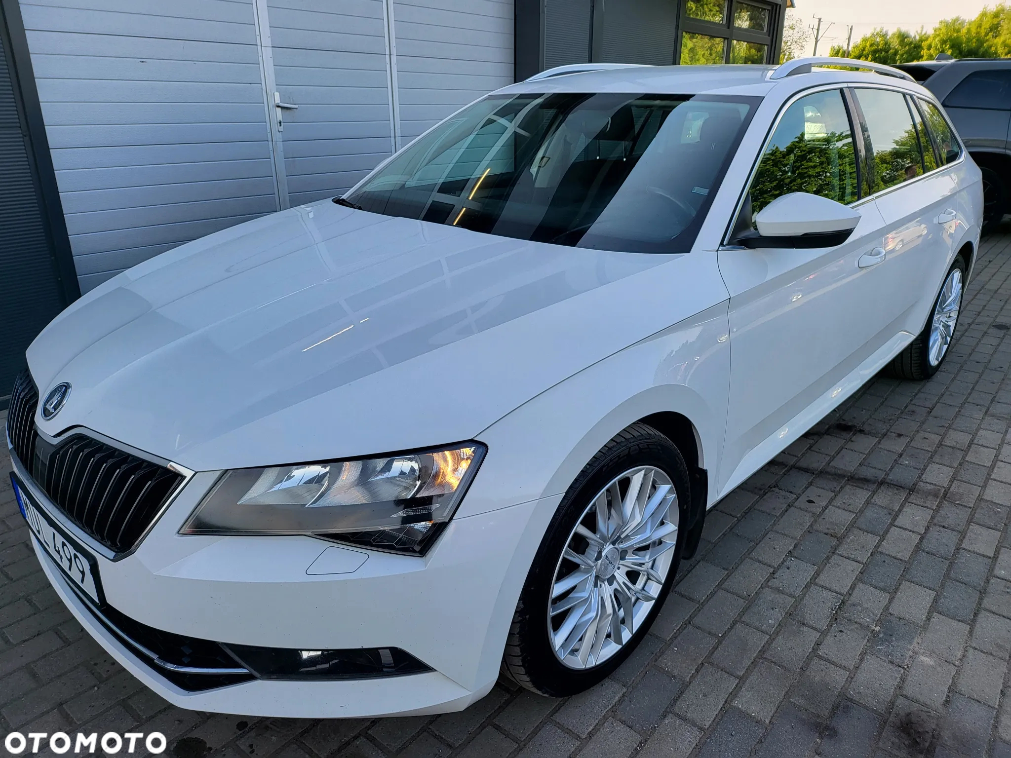 Skoda Superb Combi 2.0 TDI DSG Ambition - 8