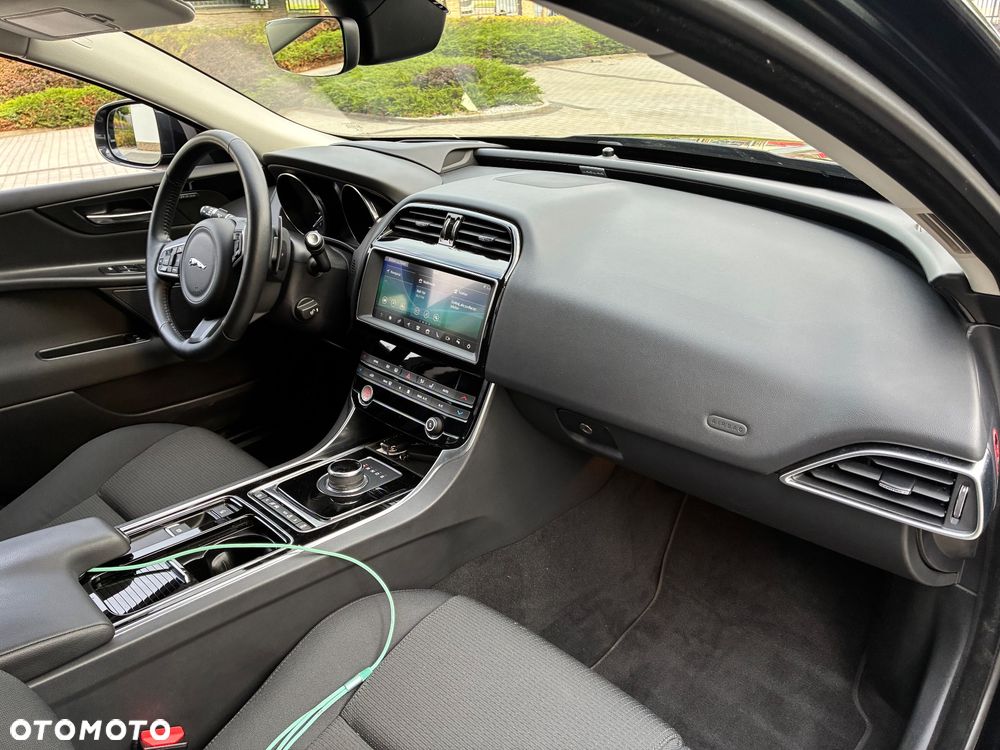 Jaguar XE 20d AWD Portfolio - 11