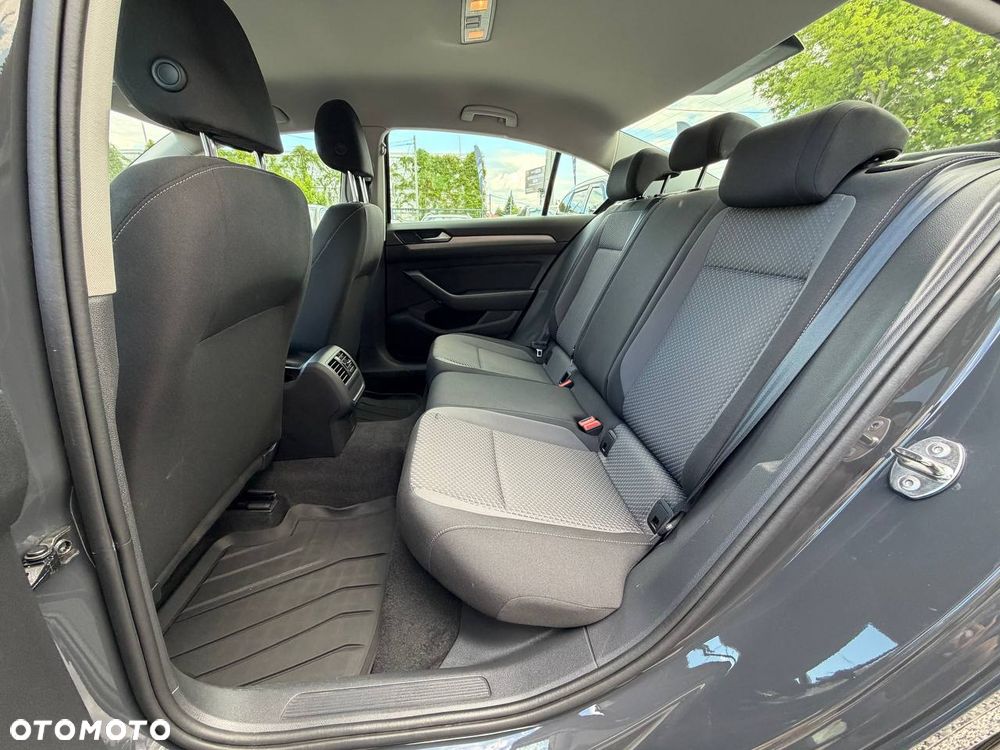Volkswagen Passat - 13