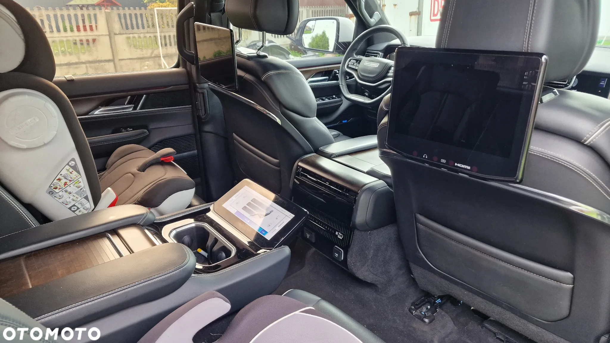 Jeep Grand Wagoneer - 15