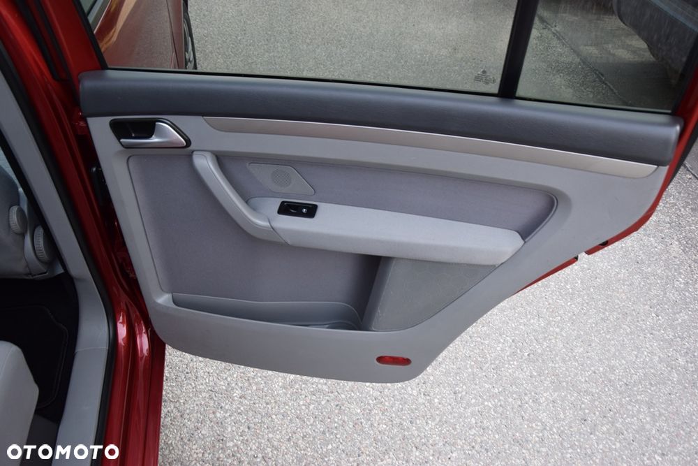 Volkswagen Touran 1.4 TSI DSG Conceptline - 23