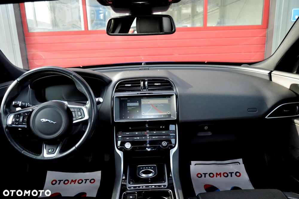 Jaguar XE 2.0 D AWD R-Sport - 30