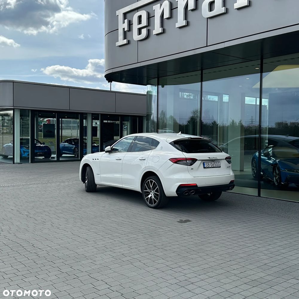 Maserati Levante Q4 Executive - 5