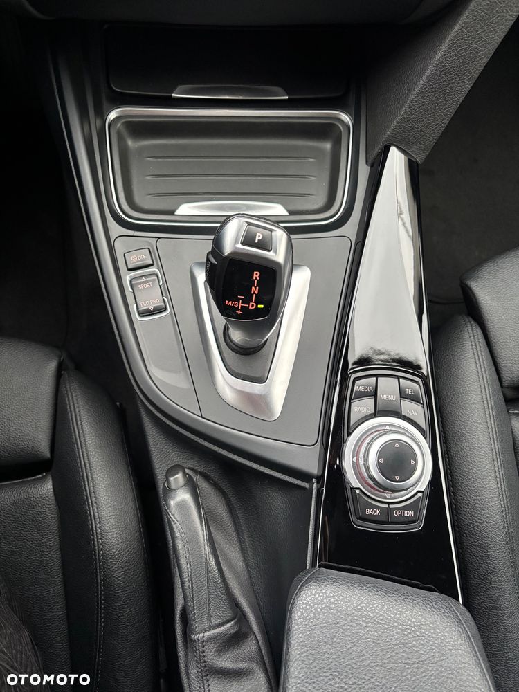 BMW Seria 3 318d Sport Line - 19