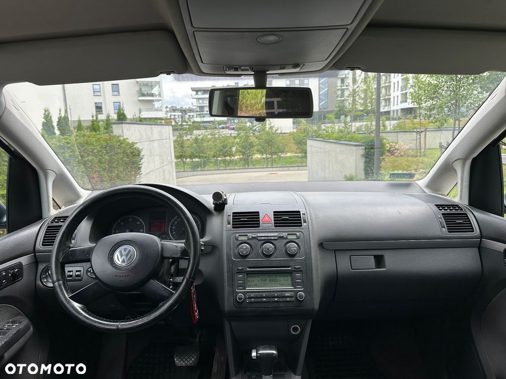 Volkswagen Touran 1.9 TDI Conceptline DSG - 9