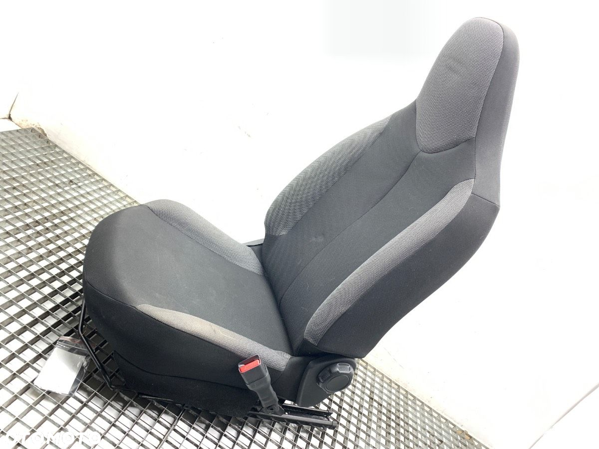 FOTEL PRAWY PRZÓD - 269.00 PLN - TOYOTA AYGO (_B4_) 2014 - 2022 1.0 (KGB40) 51 kW [69 KM] benzyna - 2