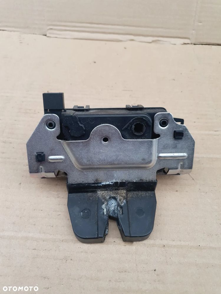 } ZAMEK KLAPY TYŁ OPEL ASTRA H ZAFIRA B Nr 495058724 - 1