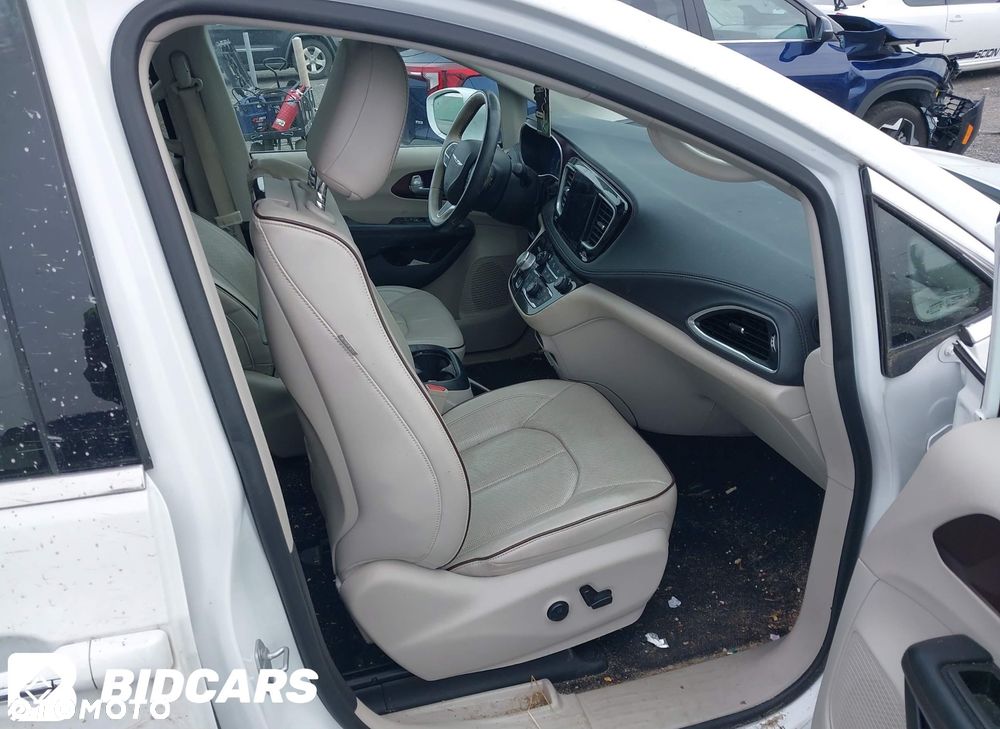 Chrysler Pacifica - 32