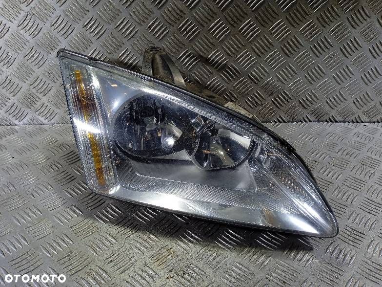 LAMPA PRAWA PRZEDNIA FORD FOCUS MK2