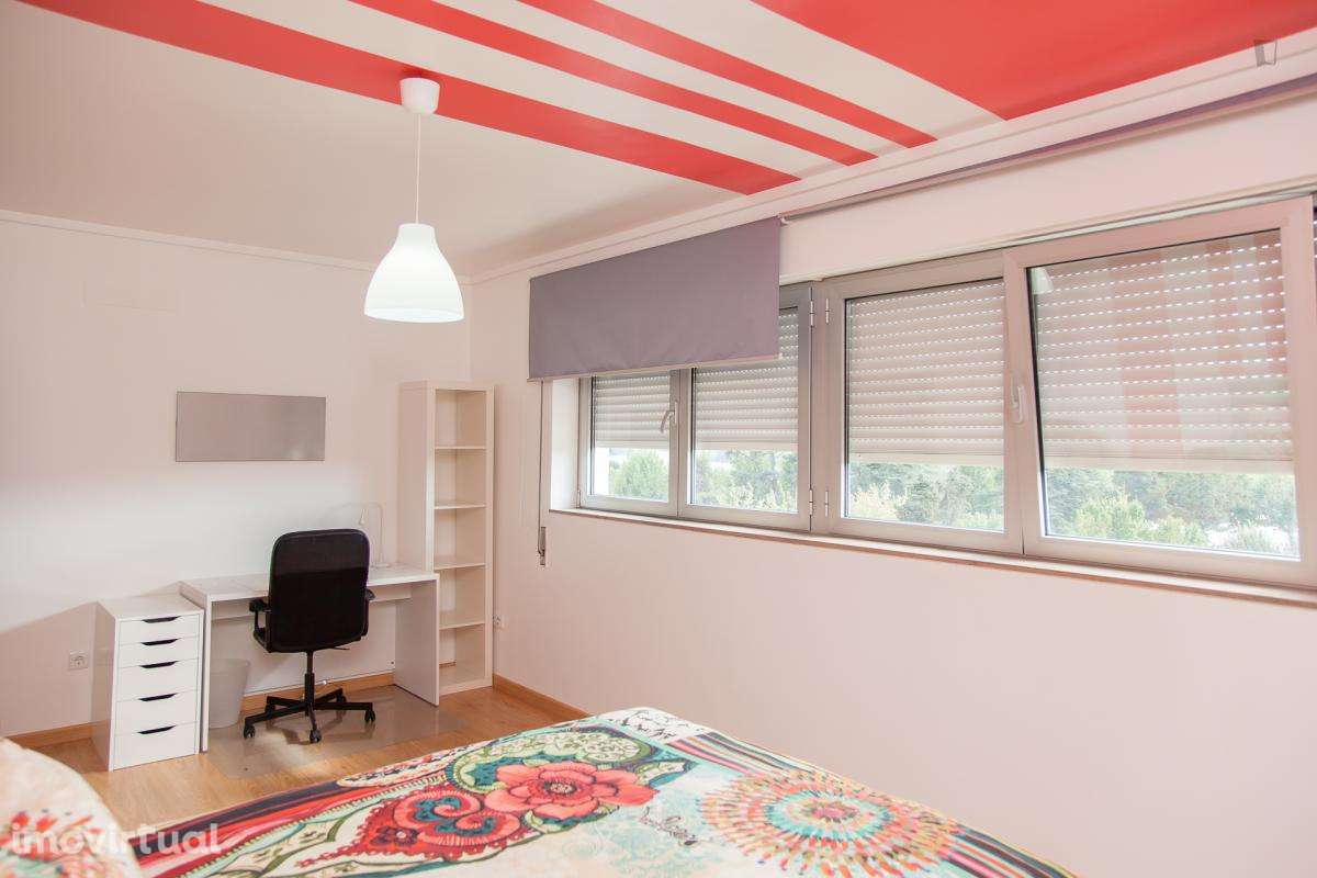 Quarto - localizado em Baixa Coimbra - Grande imagem: 2/37