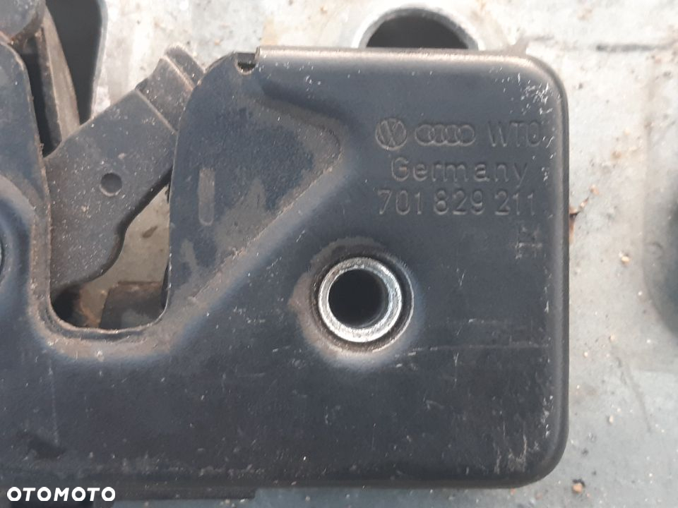Zamek klapy tył vw t4 701829211 - 4