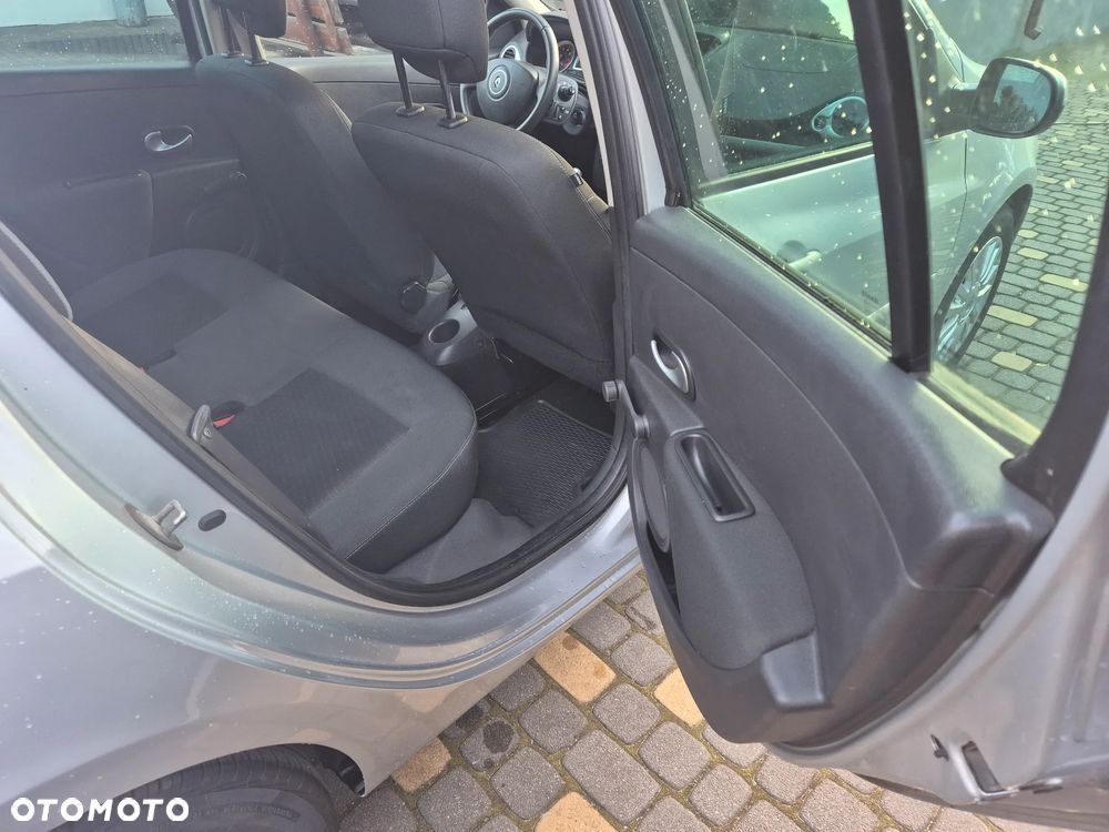 Renault Clio 1.2 16V 75 Expression - 12