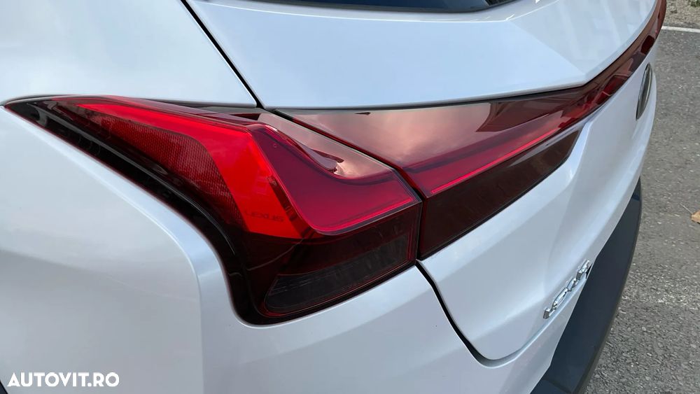 Lexus UX 250h FWD Business - 11