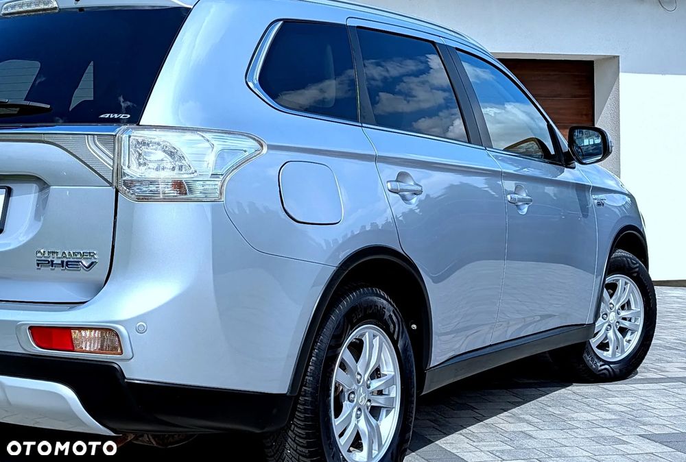 Mitsubishi Outlander Instyle NAVI + - 17