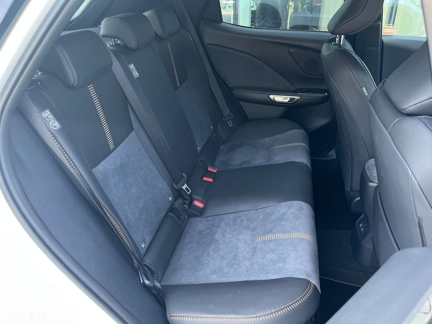 Lexus LBX 1.5 Hybrid Cool - 26