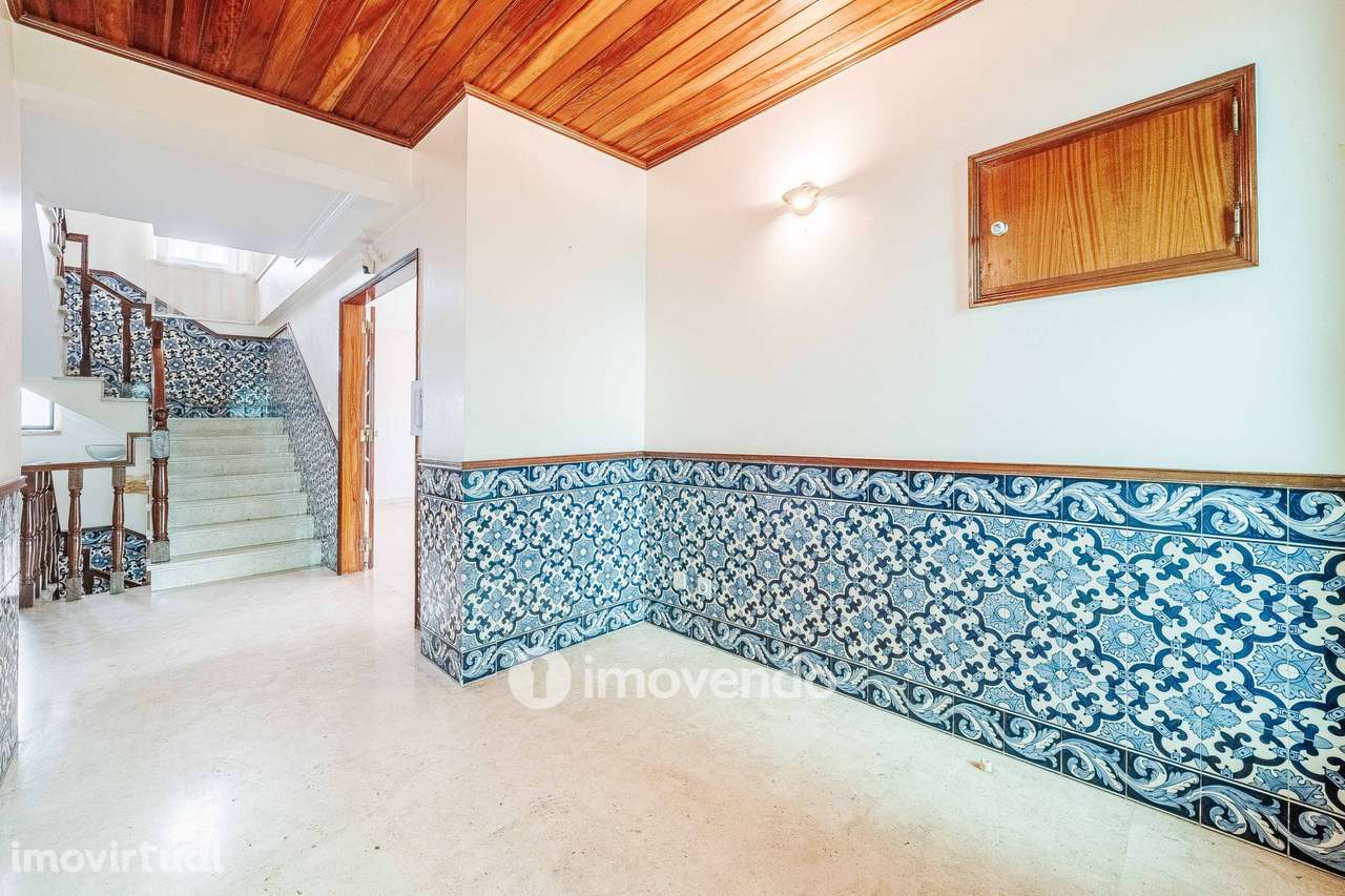 Moradia T7 exclusiva, com áreas amplas, garagem e jardim, em Queijas - Grande imagem: 3/60