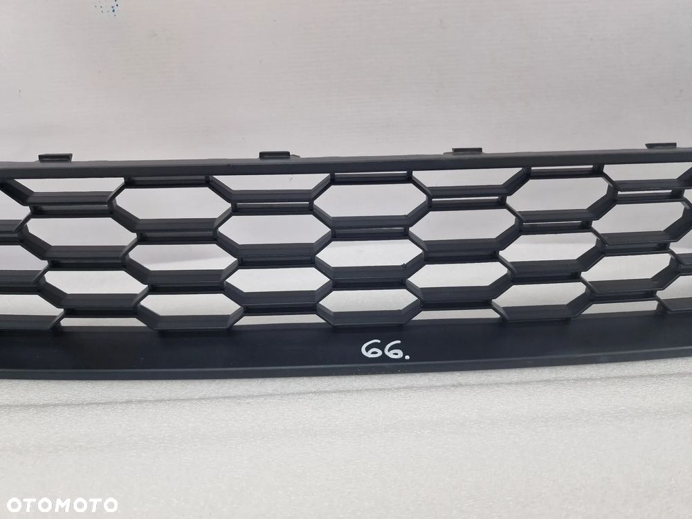 SKODA SCALA 657 19- KRATKA ŚRODKOWA ZDERZAKA PRZEDNIEGO PRZÓD , NR 657853677 , NR AUKCJI KR66 - 2