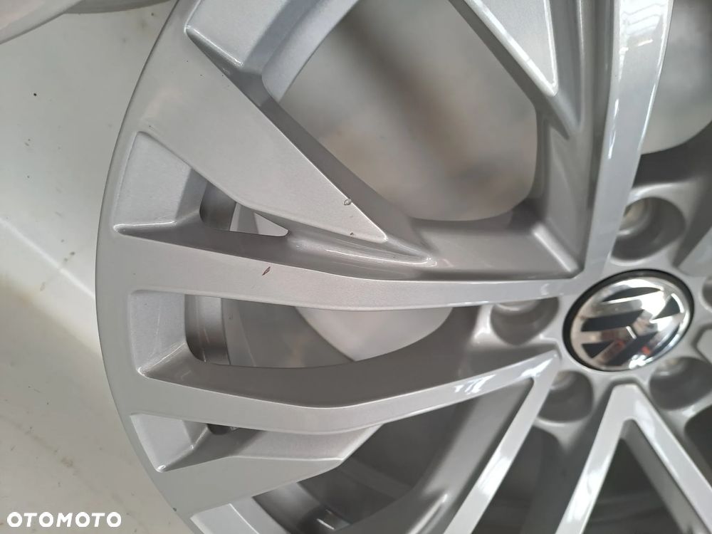 FELGI 5X112 8Jx18 CALI ET25 7G0601025H FELGI VW TOUREG pasują do SEAT SKODA AUDI felgi NOWE DEMO posiadają rysy Komplet - 5