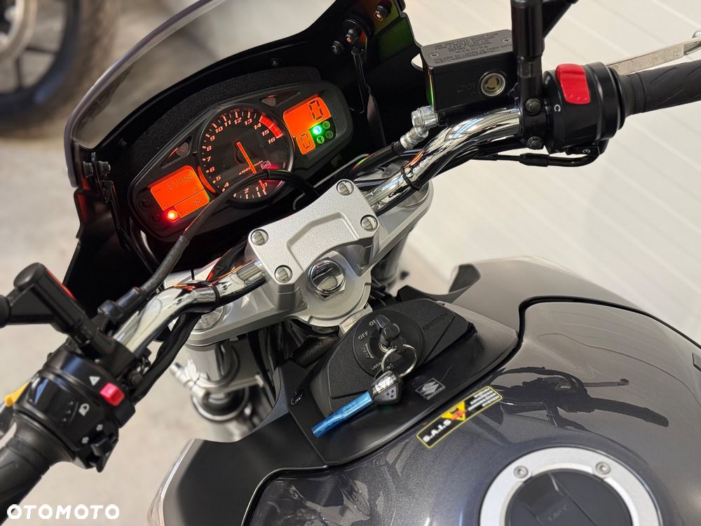 Suzuki GSR - 28