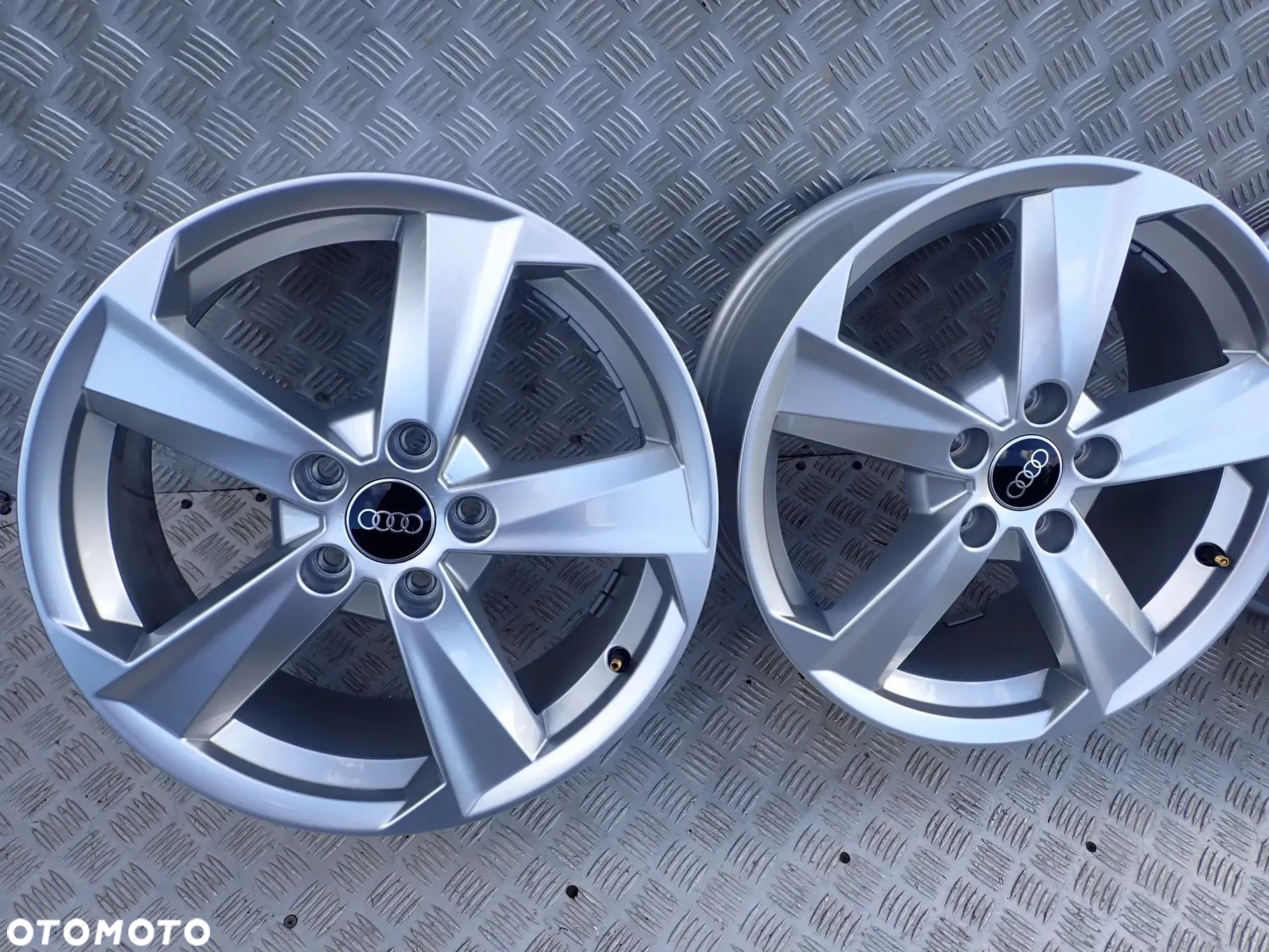 FELGI ALUMINIOWE AUDI 81A601025B 7X17 ET 45 5X112 DOSTEPNE 2 KOMPLETY - 4