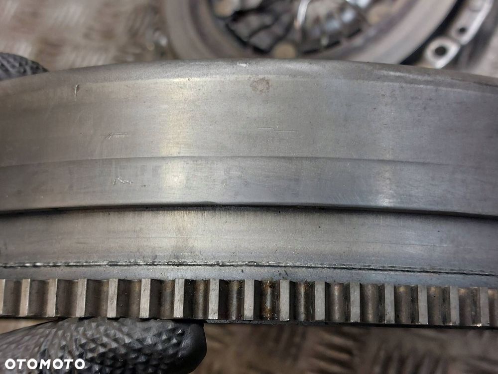 KOŁO DWUMASOWE + TARCZA + DOCISK + ŁOŻYSKO OPOROWE BMW E90 318i 2.0 16V - 12
