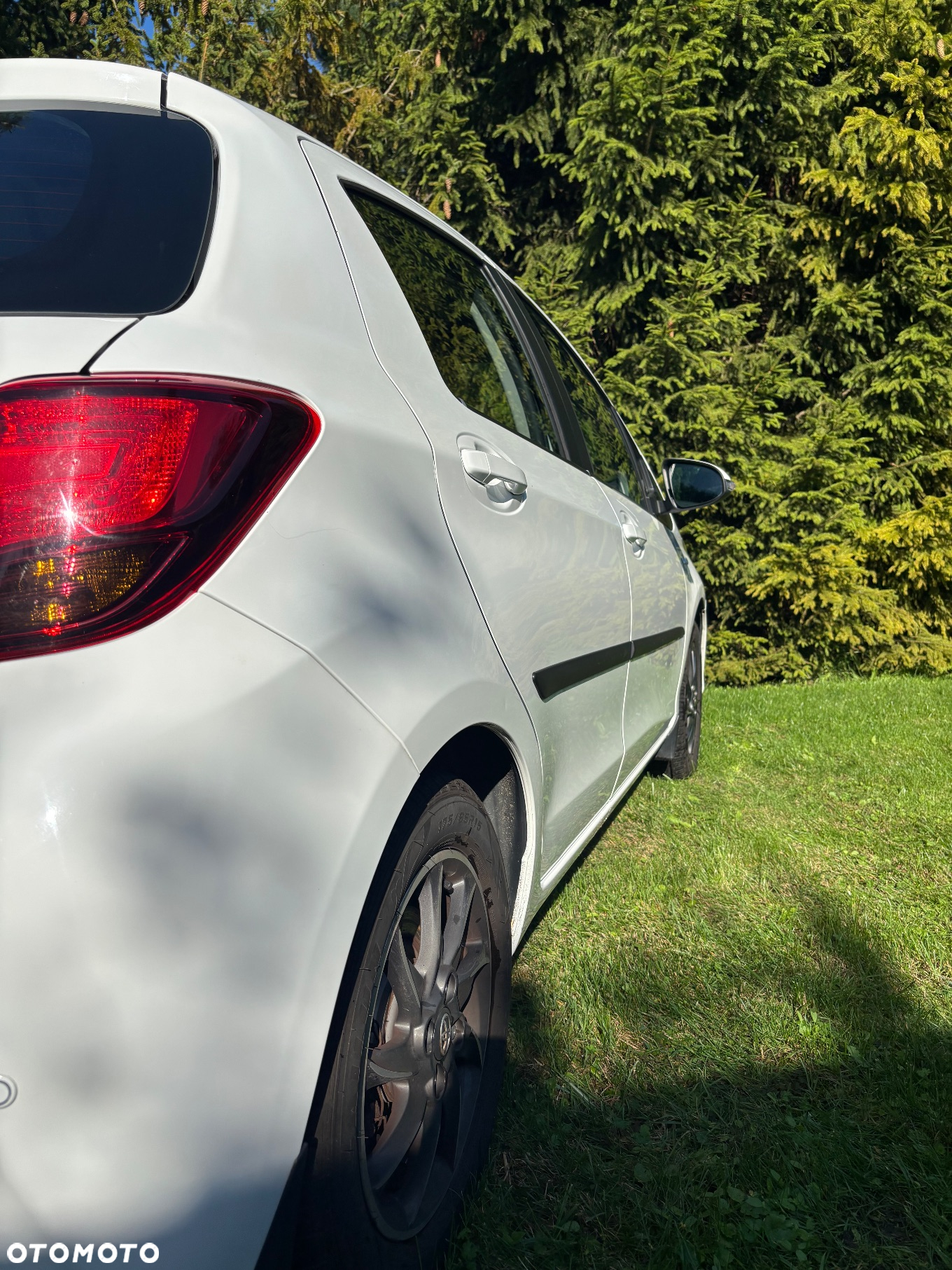 Toyota Yaris Hybrid 100 Premium - 17
