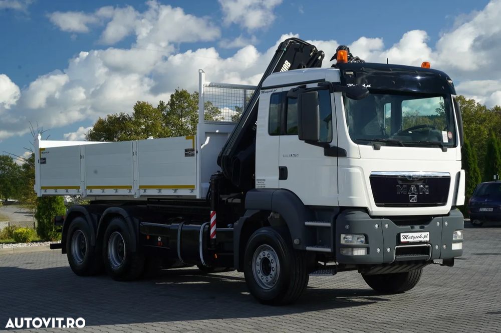 MAN 33.360 / 6x4 / BASCULANTĂ - 5,7 m + MACARA HIAB XS 122 HIDUO / RAZĂ MAXIMĂ - 8,2 m / CAPACITATE MAXIMĂ DE RIDICARE - 4.800 kg / OBOR CU DESCHIDERE MIXTĂ (RABATABIL/TIP UȘĂ) / CUTIE DE VITEZE MANUALĂ / TELECOMANDĂ / - 14
