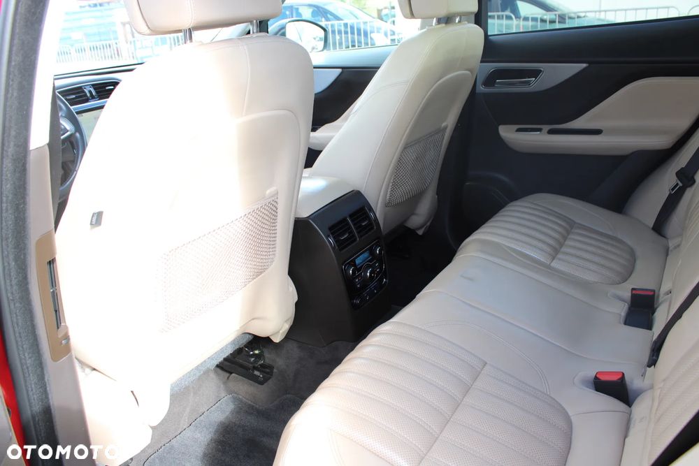 Jaguar F-Pace 2.0 i4D AWD Prestige - 11