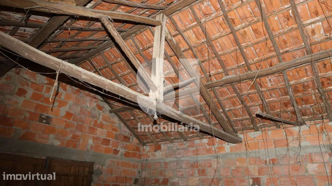 Moradia para recuperar em lote de 1.800 m2 - Grande imagem: 3/13