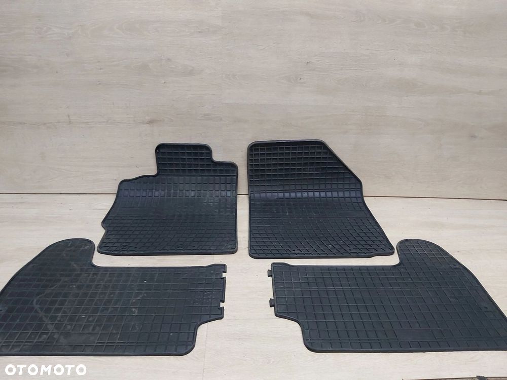 Toyota Yaris II 06-11r wycieraczka gumowa dywanik gumowy Komplet ZAMIENNIK - 1