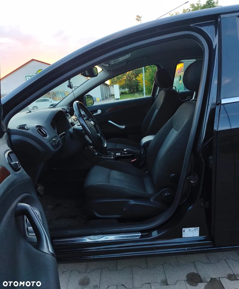 Ford Mondeo 2.0 Ghia - 12