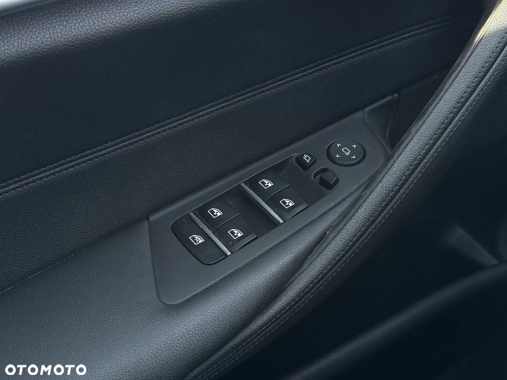 BMW Seria 5 520i - 35