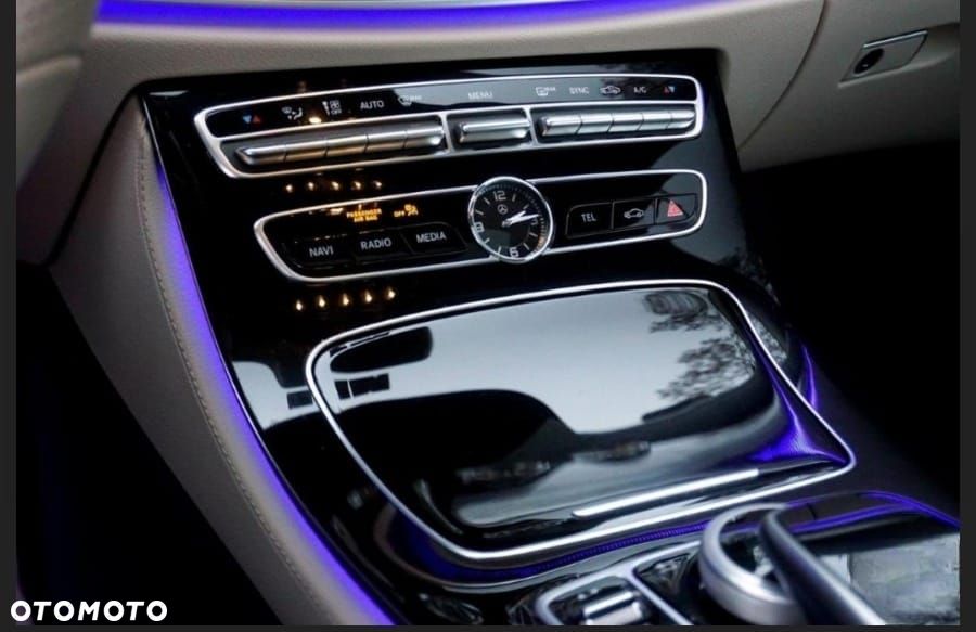 Mercedes-Benz Klasa E 400 4-Matic 9G-TRONIC - 24