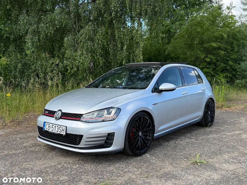 Volkswagen Golf - 1