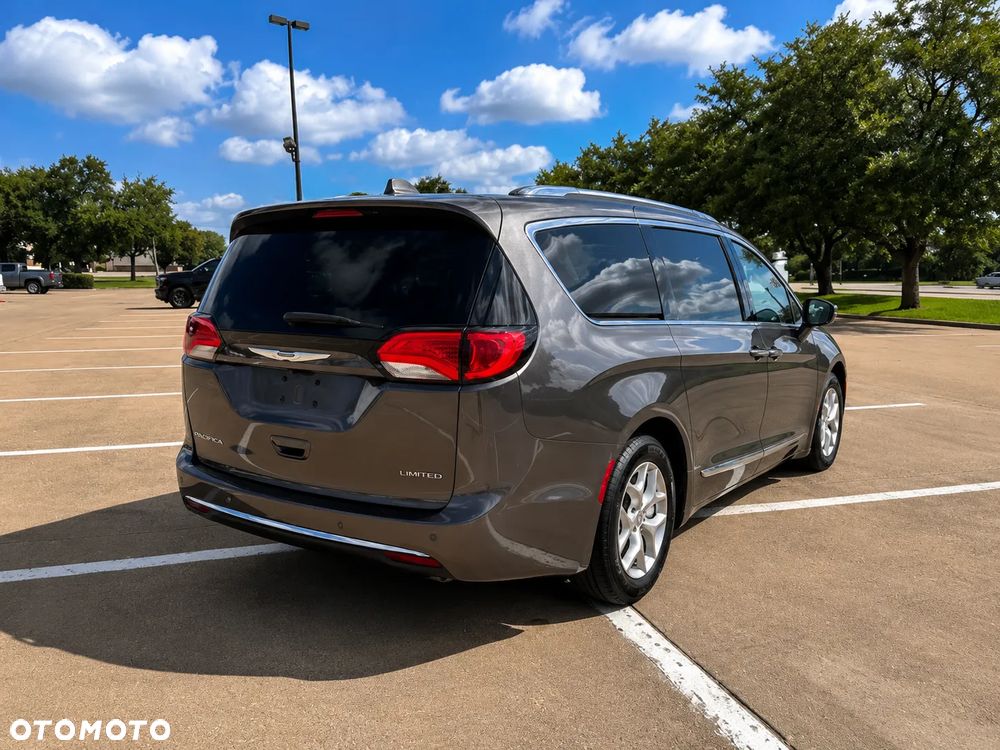 Chrysler Pacifica - 5