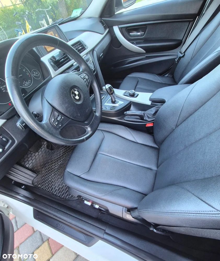 BMW Seria 3 320i xDrive - 9