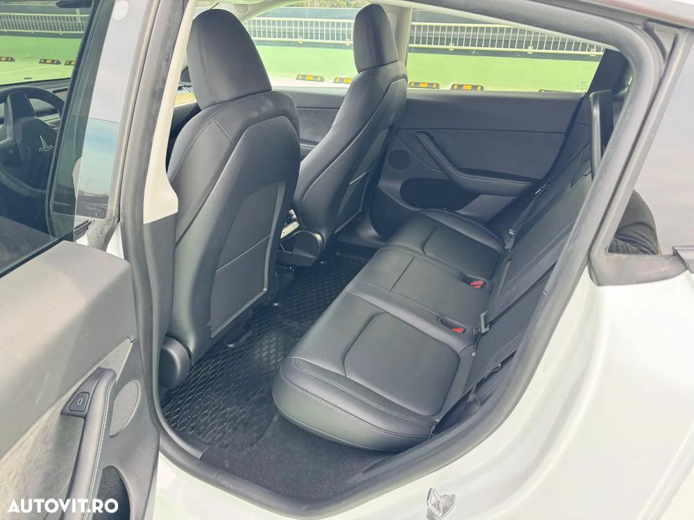 Tesla Model Y AWD Long Range - 13