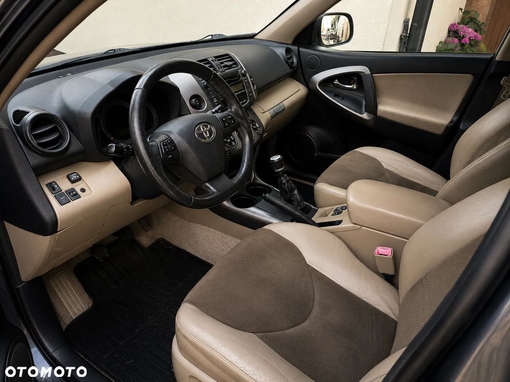 Toyota RAV4 2.0 VVT-i Premium - 8