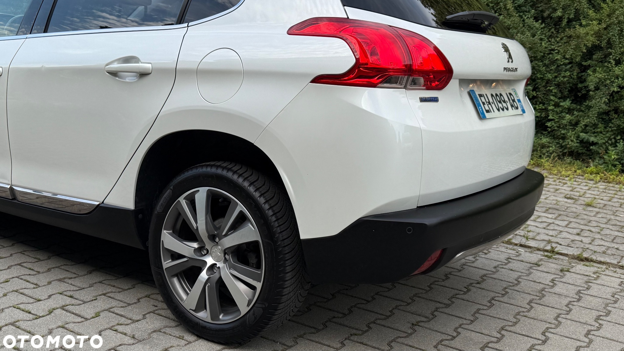 Peugeot 2008 1.6 BlueHDi Allure S&S - 13