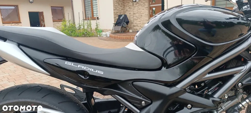 Suzuki GSR - 25