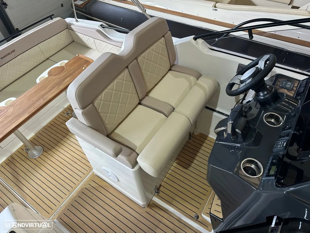 Quicksilver Activ 875 Sundeck - 33