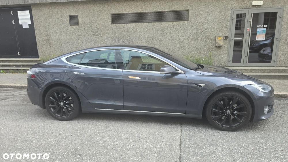 Tesla Model S - 3