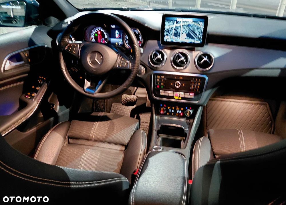 Mercedes-Benz GLA 200 7G-DCT Urban - 25